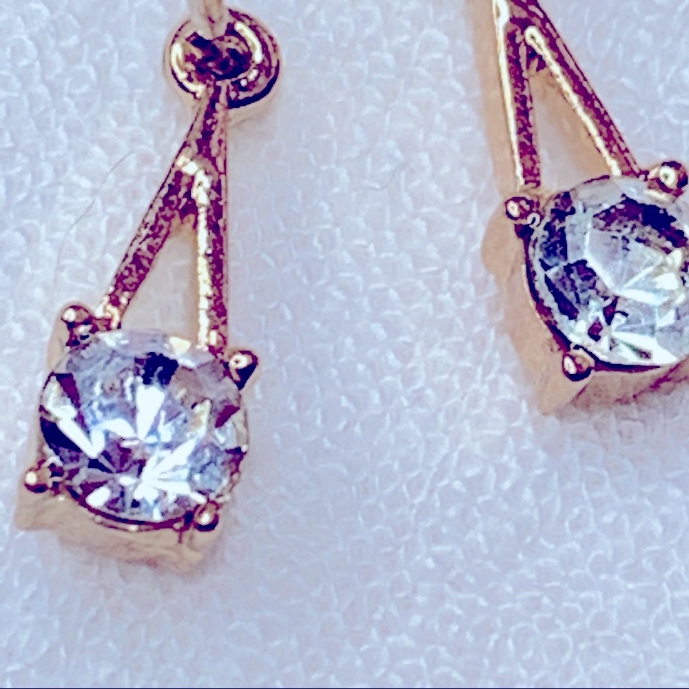 ❣️$25/3❣️ Sparkling Little Triangle Simulated Diamond Earrings - Picture 4 of 8